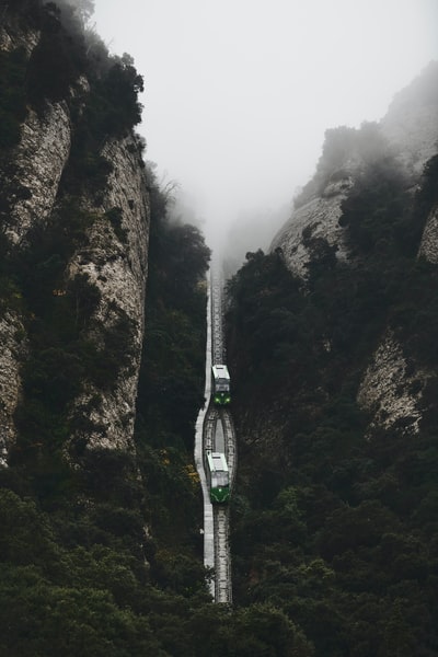 悬崖之间有两辆车